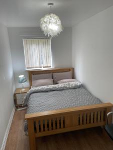 Säng eller sängar i ett rum på 3 bed, 2 bedroom city centre apt Glasgow