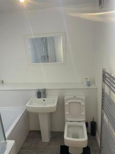 Ett badrum på 3 bed, 2 bedroom city centre apt Glasgow
