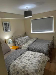 Кровать или кровати в номере 3 bed, 2 bedroom city centre apt Glasgow
