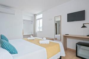 TV a/nebo společenská místnost v ubytování Suncoast Ibiza Hotel - Adults Only -