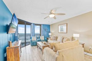 ein Wohnzimmer mit einer Couch und einem Deckenventilator in der Unterkunft Phoenix V Unit 816 in Orange Beach