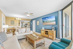 ein Wohnzimmer mit Sofa und Fernseher in der Unterkunft Phoenix V Unit 816 in Orange Beach + 28 Fotos