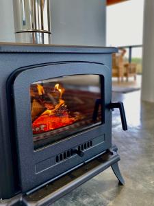 une cuisinière avec une cheminée à l'intérieur dans l'établissement Sneeukop Mountain Cottage, à Paarl