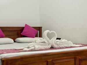 zwei Handtuchsets sitzen auf einem Bett in der Unterkunft La Maison Yala in Tissamaharama
