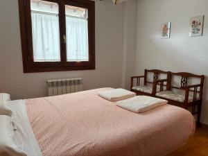 A bed or beds in a room at BPIRINEOS-Las Plazas