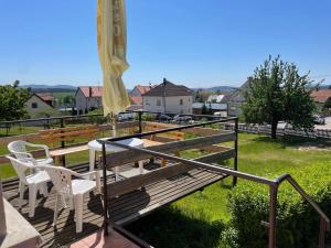 einen Balkon mit zwei Stühlen und einem Tisch darauf in der Unterkunft Apartmán u Čarků 