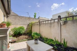 une petite terrasse avec une table et une clôture dans l'établissement Nice duplex for 6p, à Villejuif