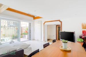 - une chambre avec un lit, une table et une télévision dans l'établissement Nice duplex for 6p, à Villejuif