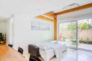 - une chambre avec un lit et une grande fenêtre dans l'établissement Nice duplex for 6p, à Villejuif