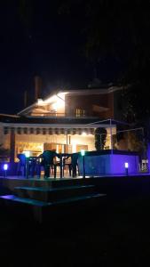 dwa słonie stojące w nocy przed budynkiem w obiekcie Il Sogno delle Rondini w mieście Palidoro