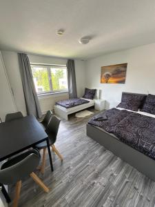 um quarto com uma cama e uma secretária. em BM01 bis BM04 Schöne Apartments in Frechen em Frechen