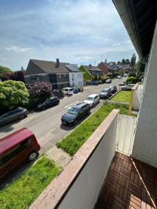 uma vista para uma rua com carros estacionados na estrada em BM01 bis BM04 Schöne Apartments in Frechen em Frechen
