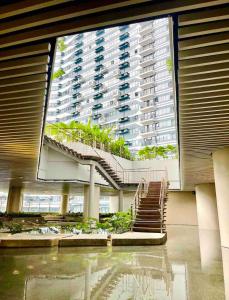 马尼拉Muji-Inspired hōme-tél in the heart of Makati的一座带楼梯的大型建筑和一座大型建筑