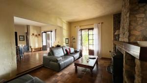 uma sala de estar com um sofá e uma mesa em Casa Christine em Playa Migjorn
