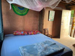 ein Schlafzimmer mit einem Bett mit Kissen darauf in der Unterkunft Bao Lac Homestay Hostel & Coffee in Bảo Lạc