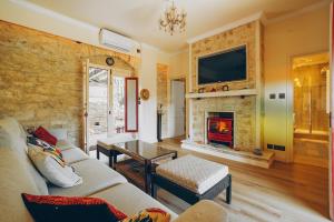 een woonkamer met een bank en een open haard bij No 1 Mandria in Limassol