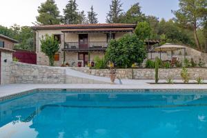 een huis met een zwembad voor een huis bij No 1 Mandria in Limassol