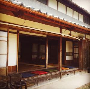 una vista interior de un edificio con ventanas en Nano Village Okayama - Vacation STAY 66531v, en Kaga