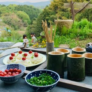 una mesa con platos de comida y cuencos de verduras en Nano Village Okayama - Vacation STAY 66531v, en Kaga