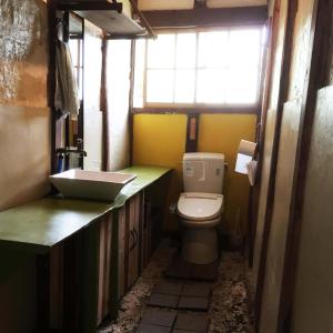 Baño pequeño con aseo y lavamanos en Nano Village Okayama - Vacation STAY 66531v, en Kaga