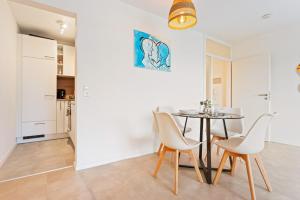 a kitchen and dining room with a table and chairs at IDYL kostenloser Privat-Parkplatz Wifi SmartTV Balkon in Ludwigsburg