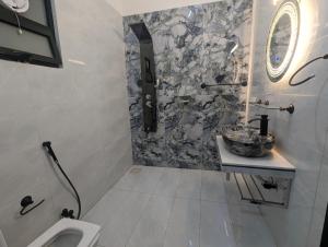 uma casa de banho com um lavatório e um WC em Adventure Techie Resort em Islamabad