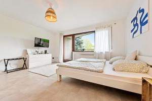 Un dormitorio con una cama grande y una ventana en IDYL kostenloser Privat-Parkplatz Wifi SmartTV Balkon en Ludwigsburg