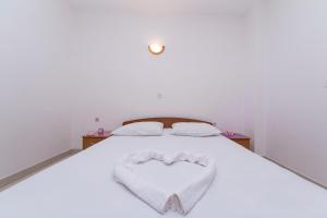 Postel nebo postele na pokoji v ubytování Apartments by the sea Podaca, Makarska - 4734