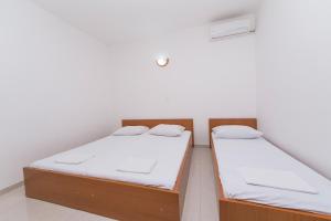 Postel nebo postele na pokoji v ubytování Apartments by the sea Podaca, Makarska - 4734