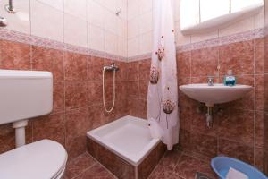Koupelna v ubytování Apartments by the sea Podaca, Makarska - 4734