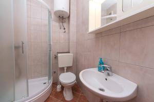 Koupelna v ubytování Apartments by the sea Podaca, Makarska - 4734