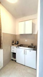 Kuchyň nebo kuchyňský kout v ubytování Apartments by the sea Podaca, Makarska - 4734