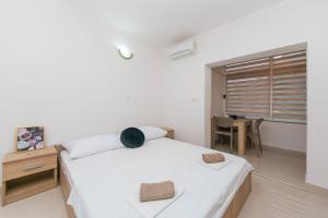 Postel nebo postele na pokoji v ubytování Apartments by the sea Podaca, Makarska - 4734