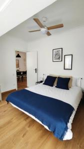 a bedroom with a large bed with a blue blanket at La Casa de Lo Xicago in Sant Carles de la Ràpita