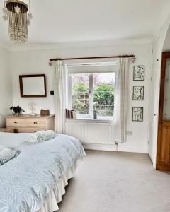 Giường trong phòng chung tại Tingle's End - Sandringham - Crabpot Cottages