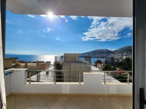 balcón con vistas al océano en Bill's Apartments en Sarandë