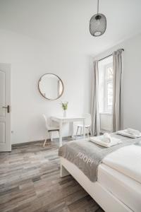una camera bianca con letto e tavolo di cute apartment in vienna a Vienna