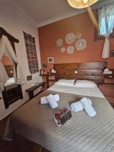 Tango Suites tesisinde bir odada yatak veya yataklar