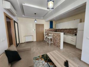 - une cuisine avec un canapé et une table dans une chambre dans l'établissement Luxury, à Sidi Daoud