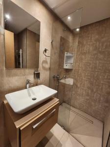 La salle de bains est pourvue d'un lavabo et d'une douche. dans l'établissement Luxury, à Sidi Daoud