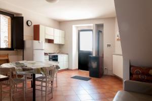 - une cuisine et une salle à manger avec une table et des chaises dans l'établissement Appartamento Bojano, à Boiano