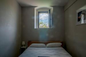 - une chambre avec un lit et une fenêtre dans l'établissement Appartamento Bojano, à Boiano
