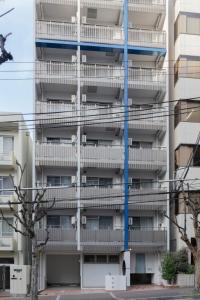 un immeuble d'appartements avec balcon sur le côté. dans l'établissement Belvoir Island Town - Vacation STAY 16352, à Osaka