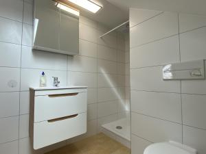 een witte badkamer met een toilet en een wastafel bij Gästehaus Luksch 2 in Freyung