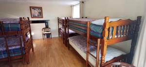 a room with two bunk beds in a room at Fáilte Lodging Kenmare Town Centre in Kenmare