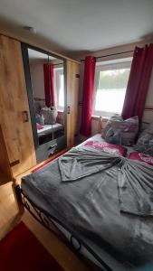 Кровать или кровати в номере Fewo am Moosweiher