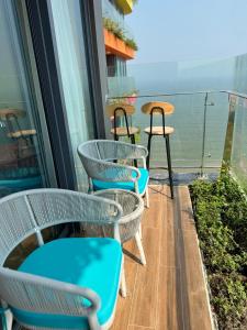 A balcony or terrace at Flaminggo Crown Bay Hải Tiến