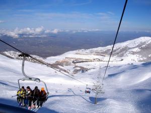 un groupe de personnes sur une remontée mécanique dans la neige dans l'établissement Appartamento Bojano, à Boiano