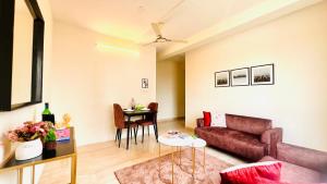 sala de estar con sofá y mesa en Olive Service Apartments New Town en Calcuta