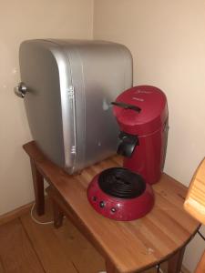 einem roten und silbernen Mixer auf einem Holztisch in der Unterkunft B&B Lomolen in Aalter
